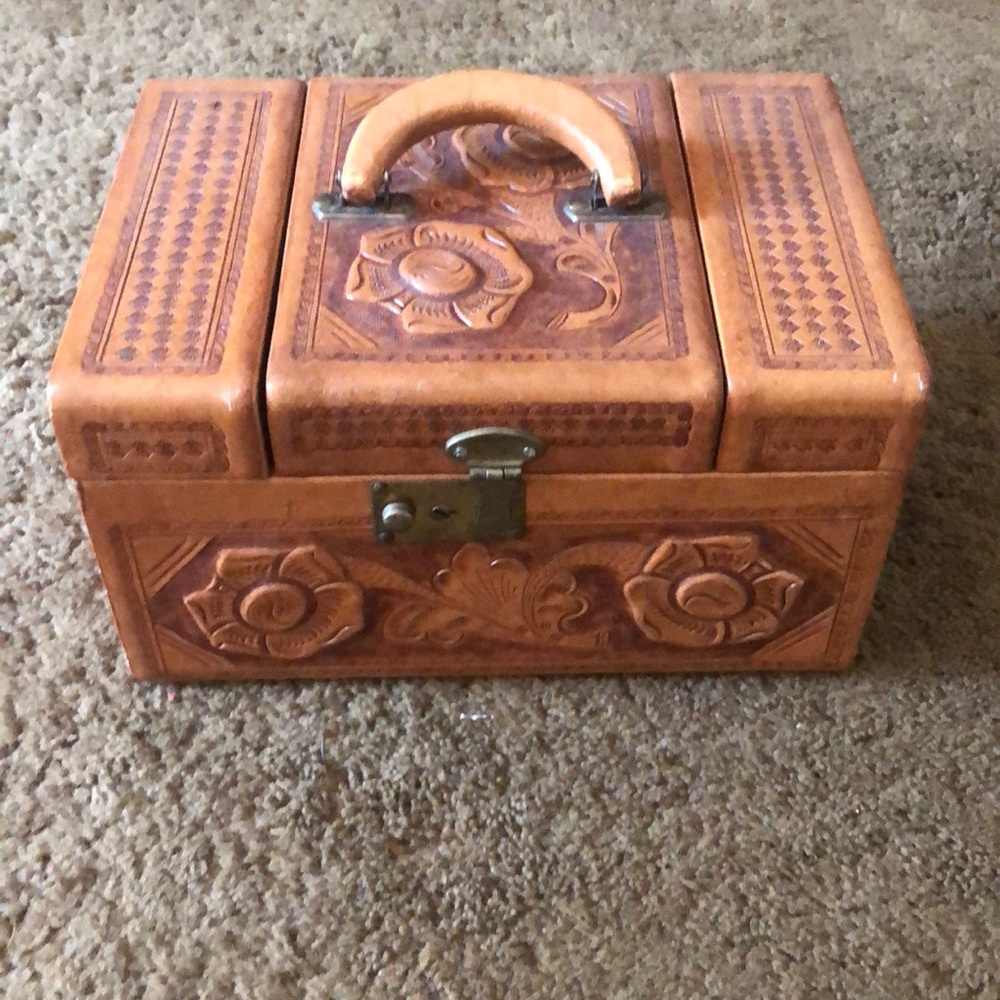 🌟 Vintage Mexican tooled leather cosmetic case